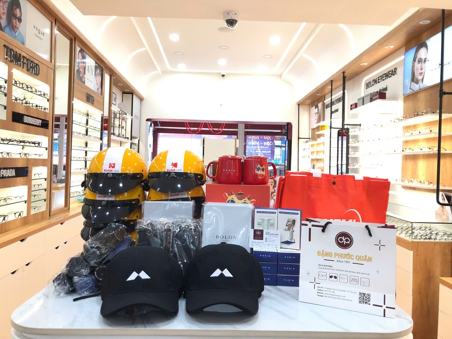 Mắt Kính Đặng Phước Quân địa điểm mua kính Rayban Clubmaster chính hãng tại Đà Lạt