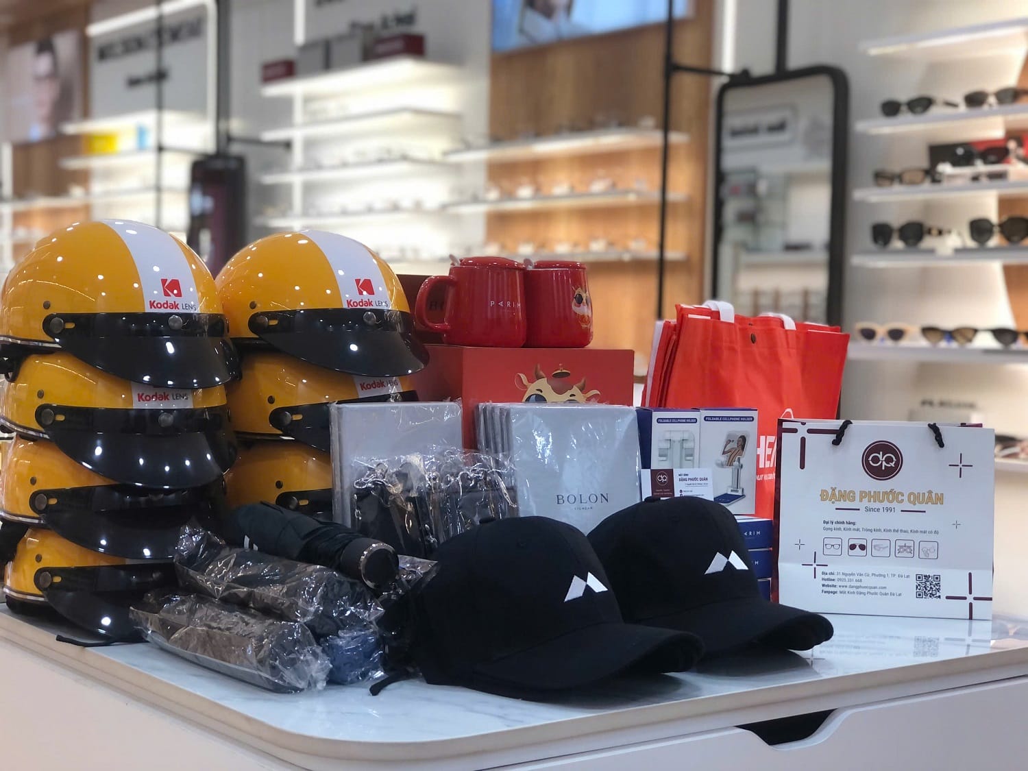 Mắt Kính Đặng Phước Quân địa điểm mua kính Rayban Clubmaster chính hãng tại Đà Lạt