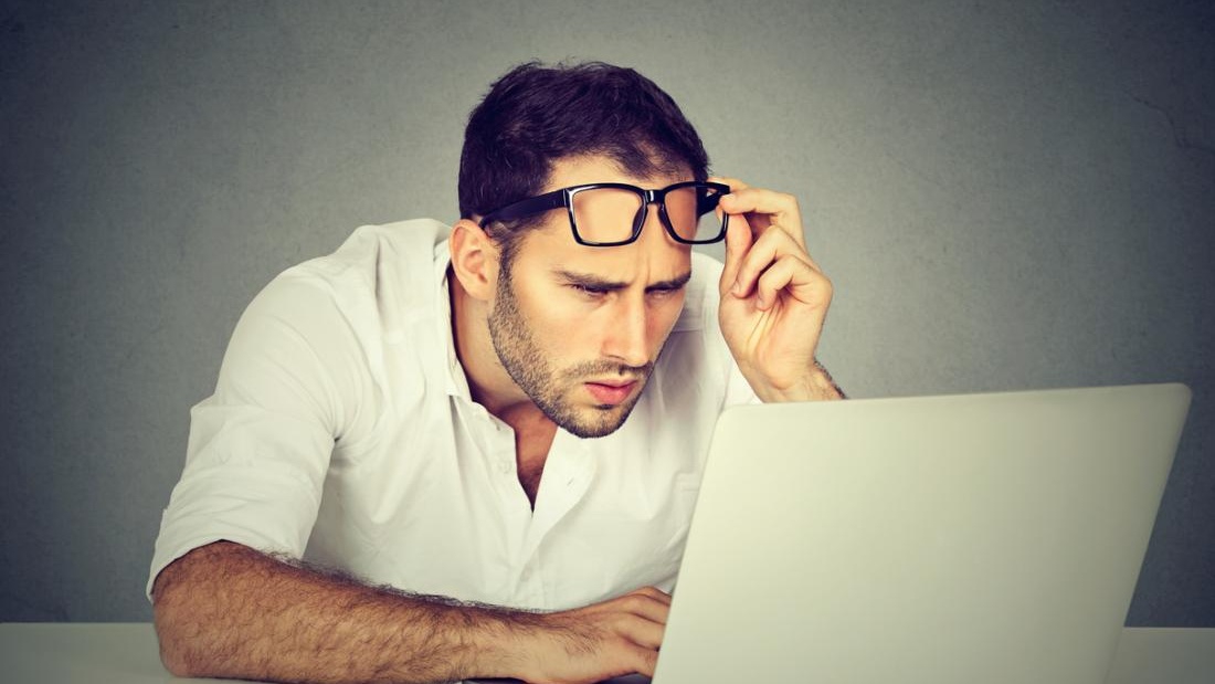 Loạn thị là một trong những tật khúc xạ phổ biến, ảnh hưởng đến thị lực của hàng triệu người trên thế giới. Không giống như cận thị hay viễn thị, loạn thị làm cho hình ảnh bị méo mó, mờ nhòe ở mọi khoảng cách, gây ra cảm giác khó chịu, đau đầu và mỏi mắt. Vậy nguyên nhân nào dẫn đến mắt loạn thị? Trong bài viết này, chúng ta sẽ tìm hiểu 5 nguyên nhân hàng đầu gây loạn thị và cách phòng tránh tình trạng này.