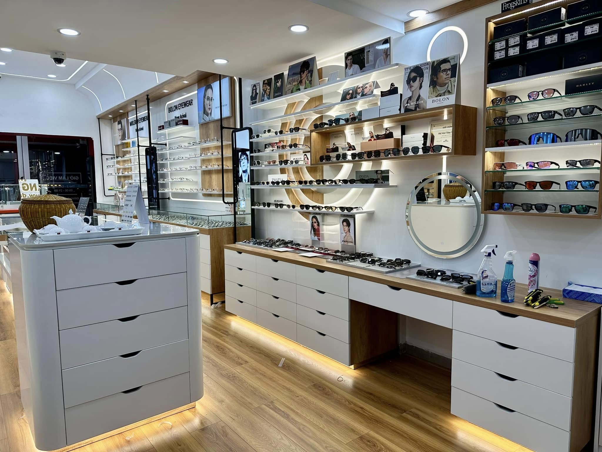 Được thành lập từ năm 1991, Mắt kính Đặng Phước Quân Đà Lạt đã có hơn 30 năm hoạt động và phát triển không ngừng. Sự lâu đời và bề dày kinh nghiệm giúp cửa hàng trở thành lựa chọn hàng đầu của khách hàng địa phương và khách du lịch khi muốn mua kính cận Đà Lạt hoặc kính thời trang cao cấp.