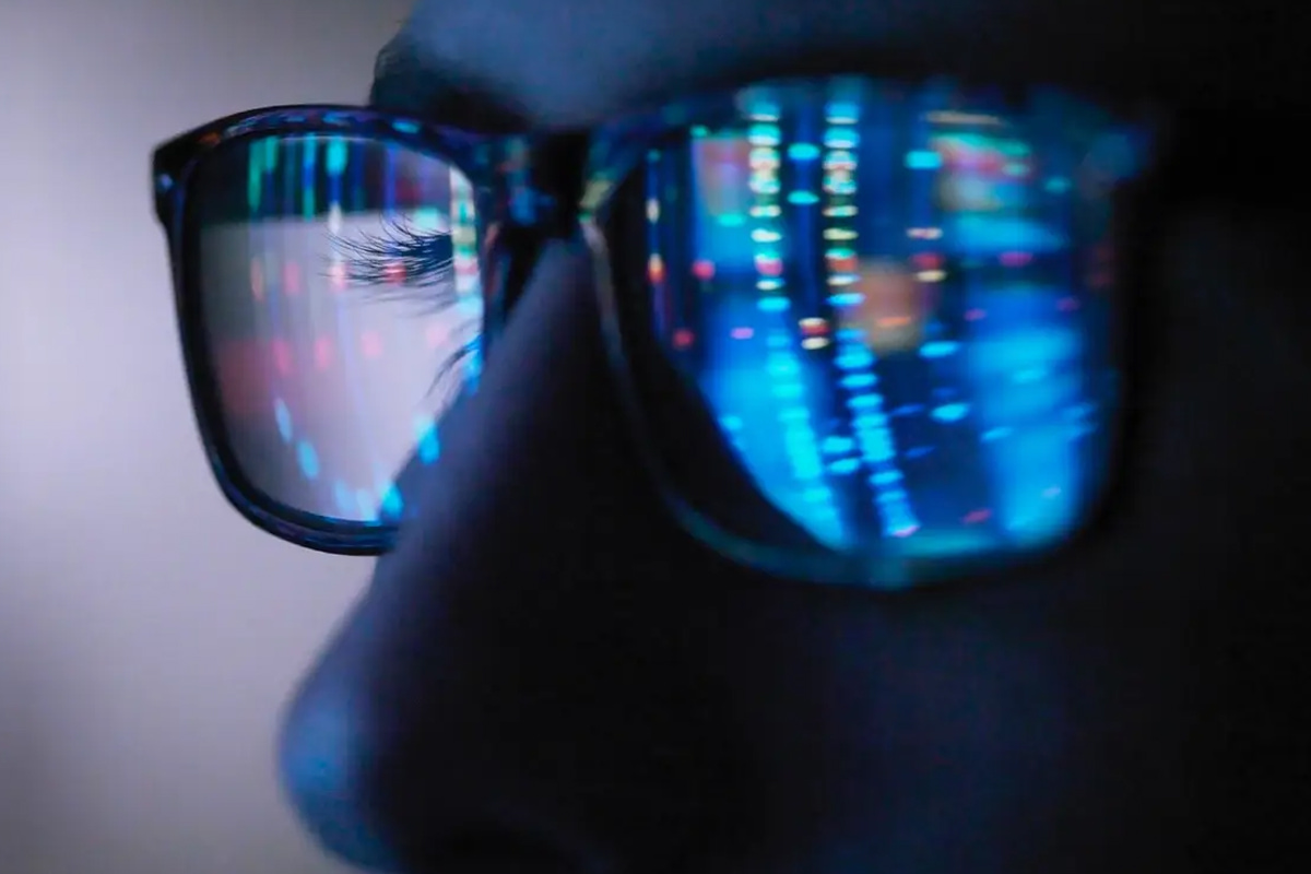 Tròng kính lọc ánh sáng xanh có hại là giải pháp được nhiều người lựa chọn để bảo vệ đôi mắt. Trong thời đại công nghệ số, chúng ta dành hàng giờ trước màn hình máy tính, điện thoại và tivi. Điều này khiến mắt phải tiếp xúc nhiều với ánh sáng xanh, một loại ánh sáng có thể gây mỏi mắt, rối loạn giấc ngủ và làm tăng nguy cơ suy giảm thị lực.