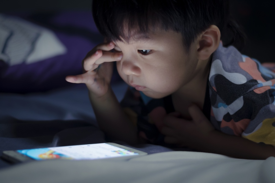 Tỷ lệ cận thị ở trẻ em trên thế giới đang gia tăng đáng báo động. Theo thống kê từ nhiều nghiên cứu uy tín, tình trạng này không chỉ gây ra những khó khăn trong sinh hoạt hàng ngày mà còn ảnh hưởng lâu dài đến sức khỏe thị giác của trẻ.