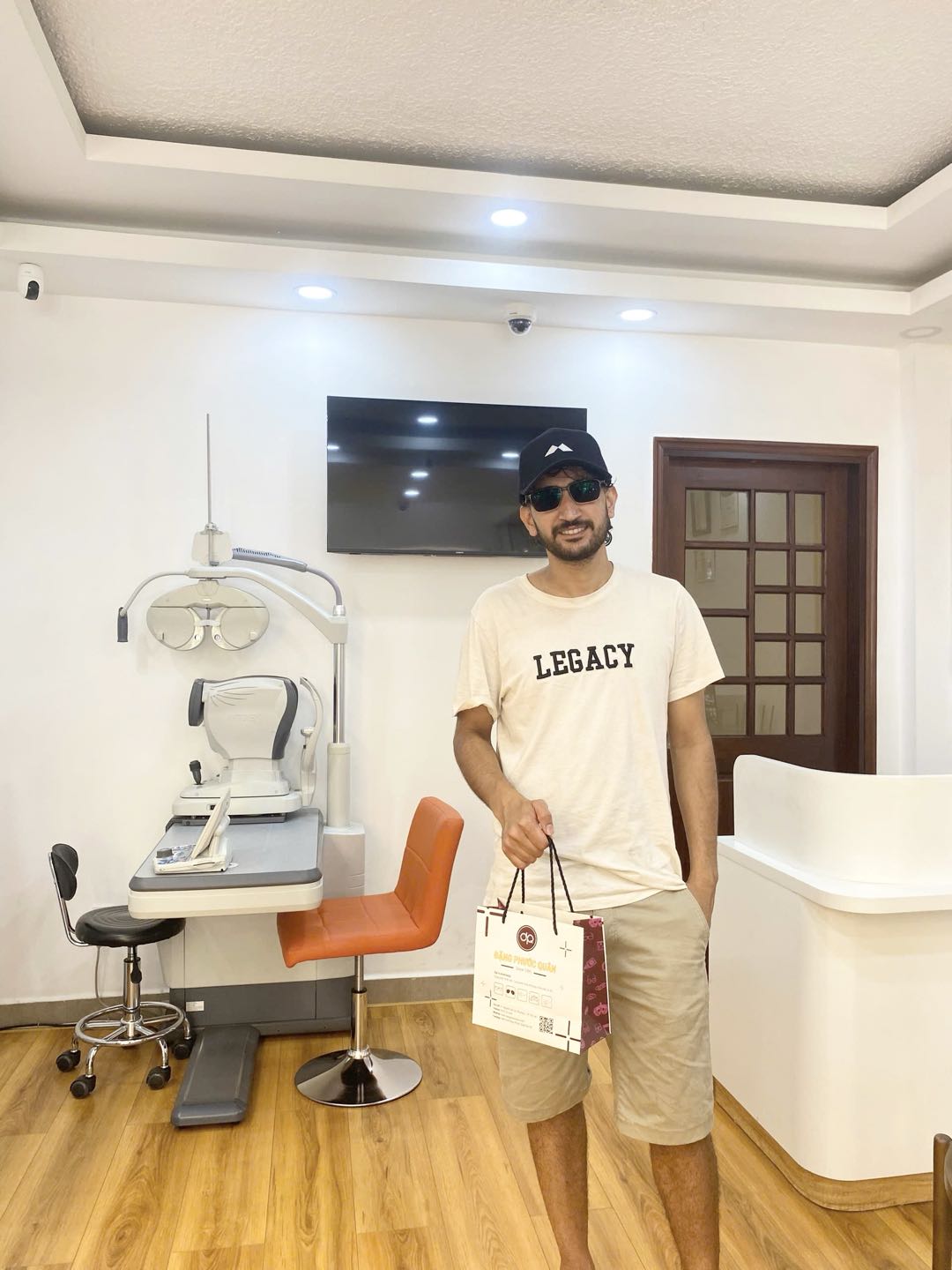 Professional eyewear service for travelers in Da Lat offering fast glasses repair, lens replacement, and travel-friendly eye care solutions.