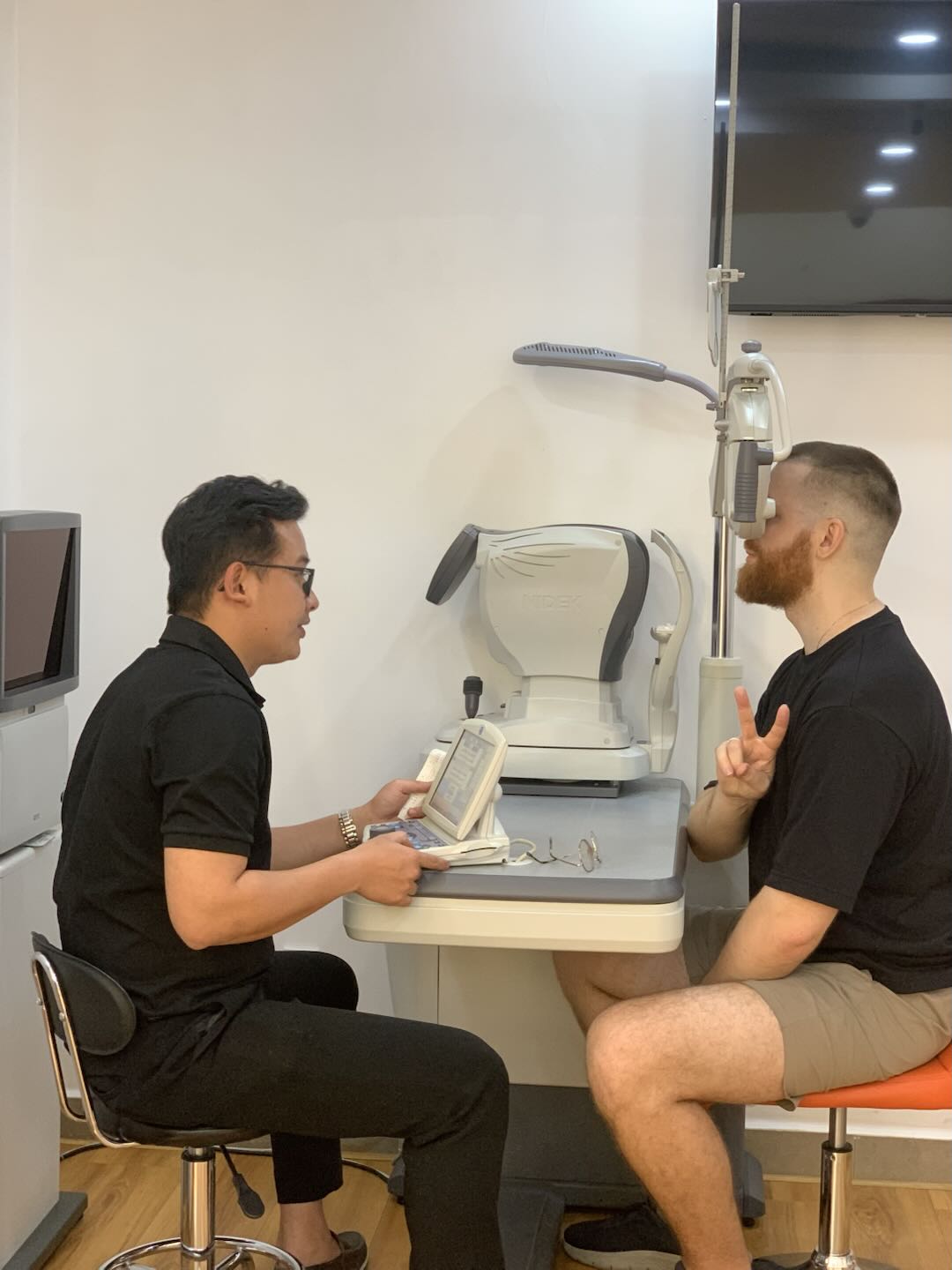 Professional eyewear service for travelers in Da Lat offering fast glasses repair, lens replacement, and travel-friendly eye care solutions.