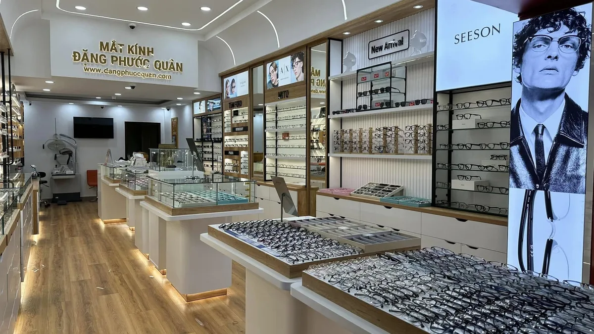 Tường trưng bày gọng kính tại Đà Lạt, nơi thử trước khi chọn gọng kính
