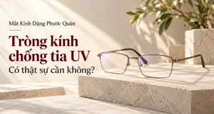 Ảnh bìa cặp kính trong suốt dưới nắng cho bài về tròng kính chống tia UV