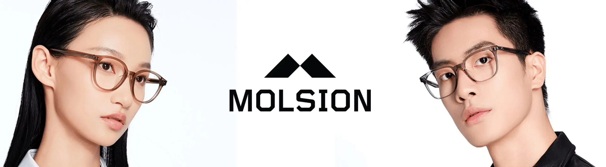 Banner thương hiệu Molsion: hai người mẫu đeo gọng kính nhựa màu nâu trong và xám khói, ở giữa là logo Molsion