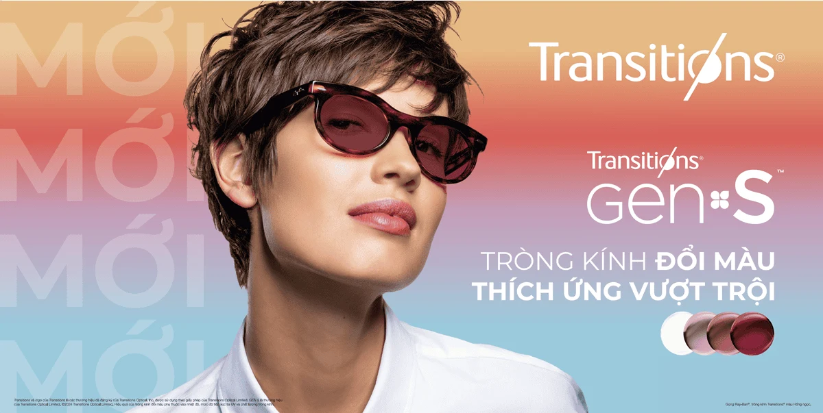 Poster Transitions GEN S: người mẫu đeo kính gọng đỏ, tròng đổi màu ngả hồng dưới nắng