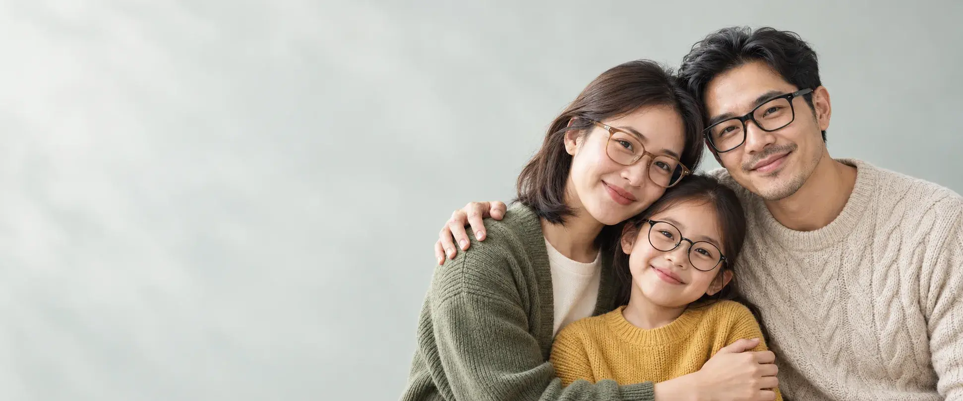 Cả gia đình cùng đeo kính